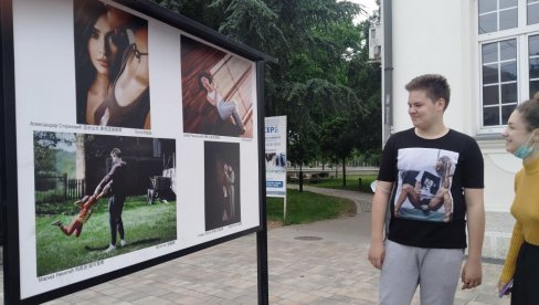 ДВЕ ИЗУЗЕТНЕ ИЗЛОЖБЕ АРТ ТИМА: Новооснована фотогрупа из Параћина успоставила сарадњу са кинеским ФК Мегрез из Пекинга ДВЕ ИЗУЗЕТНЕ ИЗЛОЖБЕ АРТ ТИМА: Новооснована фотогрупа из Параћина успоставила сарадњу са кинеским ФК Мегрез из Пекинга