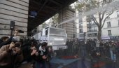 ВОДЕНИ ТОПОВИ, ДИМНЕ БОМБЕ И СУКОБИ СА ПОЛИЦИЈОМ: Хаос у Паризу на скупу подршке Палестини (ФОТО+ВИДЕО)