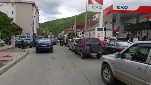 OBEĆANJE PREKINULO PROTEST: Ukinuta blokada puta u Andrijevici, građanima zbog incidenata obećan dolazak direktora policije OBEĆANJE PREKINULO PROTEST: Ukinuta blokada puta u Andrijevici, građanima zbog incidenata obećan dolazak direktora policije