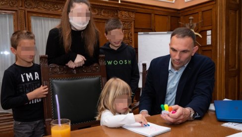 ПОМОЋ ВИШЕЧЛАНИМ ПОРОДИЦАМА: Зечевићи први у Зрењанину са картицом Цена минус, за плус 3 (ФОТО) ПОМОЋ ВИШЕЧЛАНИМ ПОРОДИЦАМА: Зечевићи први у Зрењанину са картицом Цена минус, за плус 3 (ФОТО)