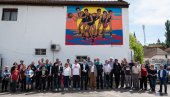 ОДАВДЕ ЈЕ ЗРЕЊАНИНСКА ПЕТОРКА ОТИШЛА У ЛЕГЕНДУ: Кошаркаши “Пролетера” и репрезентације Југославије добили мурал (ФОТО)