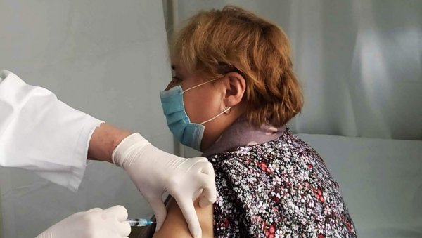 РЕВАКЦИНАЦИЈА У СЕОСКИМ АМБУЛАНТАМА У ПАРАЋИНУ: Остала још Трешњевица, а многи мештани су искористили прилику да приме прву дозу РЕВАКЦИНАЦИЈА У СЕОСКИМ АМБУЛАНТАМА У ПАРАЋИНУ: Остала још Трешњевица, а многи мештани су искористили прилику да приме прву дозу