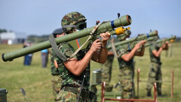 РЕФОРМЕ ПО НАЛОГУ НАТО ОДНЕЛЕ 400 ТЕНКОВА И 10.000 РАКЕТА: Колико нас кошта лоша одбрамбена политика Србије вођена после 2000. године? РЕФОРМЕ ПО НАЛОГУ НАТО ОДНЕЛЕ 400 ТЕНКОВА И 10.000 РАКЕТА: Колико нас кошта лоша одбрамбена политика Србије вођена после 2000. године?