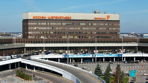 УЛОЖИ 30 МИЛИОНА РУБАЉА И ПОСТАНИ - РУС: Званична Москва одлучила да златним пасошима привуче богате странце УЛОЖИ 30 МИЛИОНА РУБАЉА И ПОСТАНИ - РУС: Званична Москва одлучила да златним пасошима привуче богате странце
