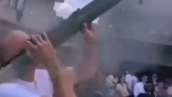 ЗОЉОМ СКИДАО ЈАБУКУ НА СВАДБИ: Друштвеним мрежама кружи снимак који је запрепастио Србију! (ВИДЕО) ЗОЉОМ СКИДАО ЈАБУКУ НА СВАДБИ: Друштвеним мрежама кружи снимак који је запрепастио Србију! (ВИДЕО)