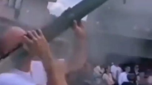 ЗОЉОМ СКИДАО ЈАБУКУ НА СВАДБИ: Друштвеним мрежама кружи снимак који је запрепастио Србију! (ВИДЕО) ЗОЉОМ СКИДАО ЈАБУКУ НА СВАДБИ: Друштвеним мрежама кружи снимак који је запрепастио Србију! (ВИДЕО)