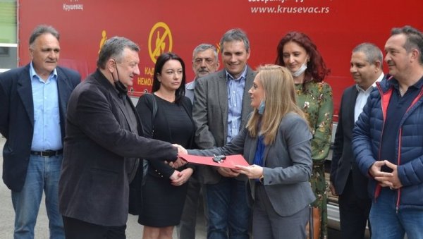 ДОБИЛИ КАМИОН ЗА ОБУКУ ЂАКА: Вредна донација Првој техничкој школи у Крушевцу после 30 година рентирања возила ДОБИЛИ КАМИОН ЗА ОБУКУ ЂАКА: Вредна донација Првој техничкој школи у Крушевцу после 30 година рентирања возила
