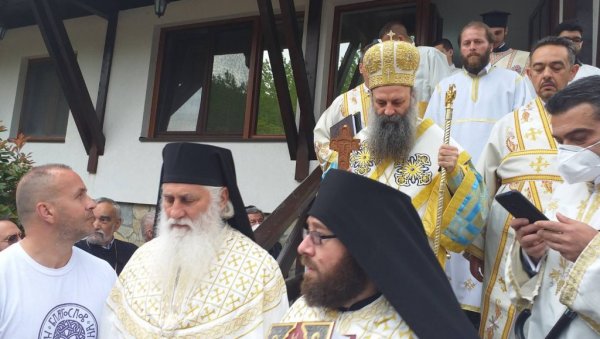 ПАТРИЈАРХ ПОРФИРИЈЕ СЛУЖИО ЛИТУРГИЈУ У МАНАСТИРУ ТУМАНЕ: Хиљаде верника дошло да се помоли ПАТРИЈАРХ ПОРФИРИЈЕ СЛУЖИО ЛИТУРГИЈУ У МАНАСТИРУ ТУМАНЕ: Хиљаде верника дошло да се помоли