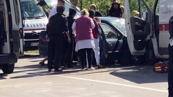 ТЕШКА САОБРАЋАЈНА НЕСРЕЋА КОД СВРЉИГА: Погинула жена у санитету, повређене три особе, ватрогасци их једва извукли из возила ТЕШКА САОБРАЋАЈНА НЕСРЕЋА КОД СВРЉИГА: Погинула жена у санитету, повређене три особе, ватрогасци их једва извукли из возила