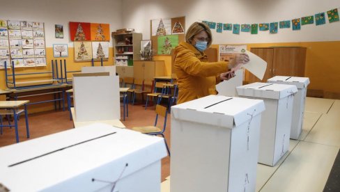 BURNO PRED IZBORE U HRVATSKOJ: Penzioneri odlučuju - svi im obećavaju brda i doline BURNO PRED IZBORE U HRVATSKOJ: Penzioneri odlučuju - svi im obećavaju brda i doline