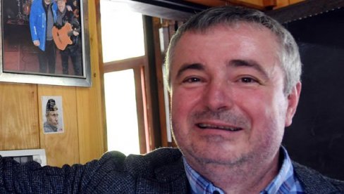 ZORANA NA ZIDU: Dušan Bajatović kraj ulaznih vrata ima posebnu fotografiju ZORANA NA ZIDU: Dušan Bajatović kraj ulaznih vrata ima posebnu fotografiju