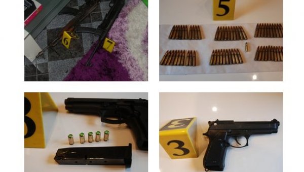 У ДЕРВЕНТИ УХАПШЕН МУШКАРАЦ: Зоран (23) са аутоматском пушком се возио градом, код куће пронађен арсенал оружја (ФОТО) У ДЕРВЕНТИ УХАПШЕН МУШКАРАЦ: Зоран (23) са аутоматском пушком се возио градом, код куће пронађен арсенал оружја (ФОТО)