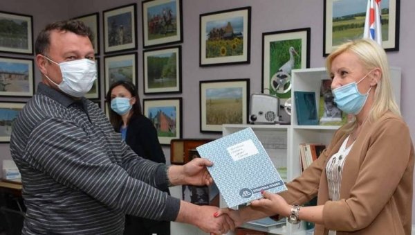 ДВА МИЛИОНА ЗА УДРУЖЕЊА: Општина Опово уручила уговоре за реализацију пројеката удружења грађана ДВА МИЛИОНА ЗА УДРУЖЕЊА: Општина Опово уручила уговоре за реализацију пројеката удружења грађана
