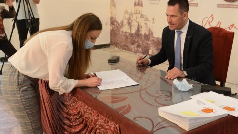 MESEČNO PO 10.000 DINARA: Kraljevo i ove godine pomaže svoje najbolje studente MESEČNO PO 10.000 DINARA: Kraljevo i ove godine pomaže svoje najbolje studente