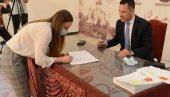 MESEČNO PO 10.000 DINARA: Kraljevo i ove godine pomaže svoje najbolje studente MESEČNO PO 10.000 DINARA: Kraljevo i ove godine pomaže svoje najbolje studente
