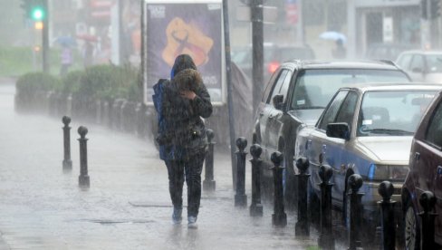 УЛИЦЕ ПОПЛАВЉЕНЕ, А КИША НЕ ПРЕСТАЈЕ: Саобраћај паралисан, снажно невреме погодило Смедерево, Велику Плану и Врело код Уба (ВИДЕО)