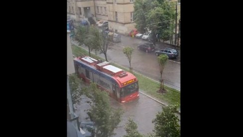 NEVEROVATAN SNIMAK IZ BEOGRADA: Potpuno potopljen put u prestonici, trolejbus plovio ulicom! (VIDEO) NEVEROVATAN SNIMAK IZ BEOGRADA: Potpuno potopljen put u prestonici, trolejbus plovio ulicom! (VIDEO)