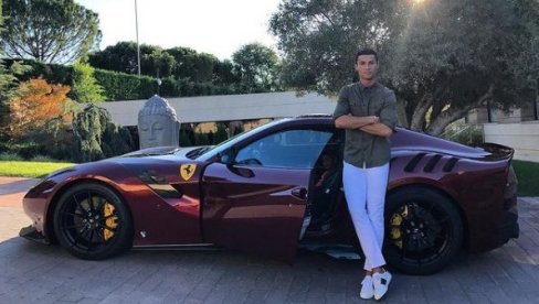 OVO JE DOKAZ DA ODLAZI IZ JUVEA! Ronaldo preselio kompletan vozni park iz Torina, šleperi sa dragocenim tovarom otišli u nepoznatom pravcu OVO JE DOKAZ DA ODLAZI IZ JUVEA! Ronaldo preselio kompletan vozni park iz Torina, šleperi sa dragocenim tovarom otišli u nepoznatom pravcu