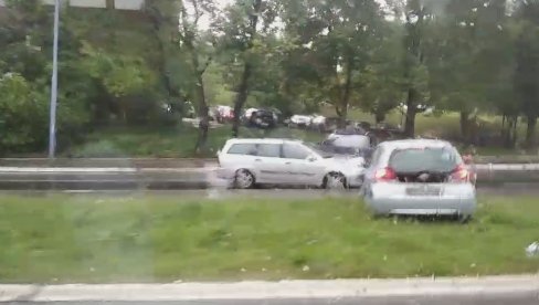 САОБРАЋАЈНА НЕСРЕЋА У БЕОГРАДУ: Удес зауставио аутобусе на Трошарини! (ВИДЕО) САОБРАЋАЈНА НЕСРЕЋА У БЕОГРАДУ: Удес зауставио аутобусе на Трошарини! (ВИДЕО)
