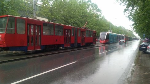 NEVREME I NA ZVEZDARI: Prestonica paralisana - Tramvaji stajali na Bulevaru! (FOTO) NEVREME I NA ZVEZDARI: Prestonica paralisana - Tramvaji stajali na Bulevaru! (FOTO)