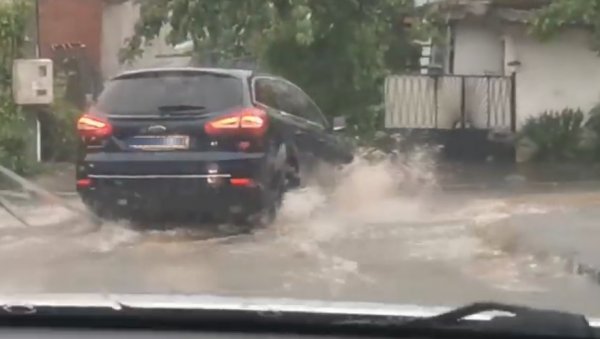 ПОТОП - БЕОГРАД ПОД ПЉУСКОМ: Невероватни призори из престонице, аутомобили се пробијају кроз воду (ВИДЕО) ПОТОП - БЕОГРАД ПОД ПЉУСКОМ: Невероватни призори из престонице, аутомобили се пробијају кроз воду (ВИДЕО)