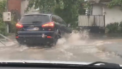 POTOP - BEOGRAD POD PLJUSKOM: Neverovatni prizori iz prestonice, automobili se probijaju kroz vodu (VIDEO) POTOP - BEOGRAD POD PLJUSKOM: Neverovatni prizori iz prestonice, automobili se probijaju kroz vodu (VIDEO)