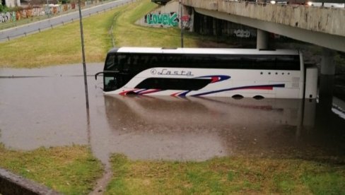 KIŠA POTOPILA LASTIN AUTOBUS NA AUTOKOMANDI: Nestvarni prizori stižu iz Beograda nakon nevremena (FOTO) KIŠA POTOPILA LASTIN AUTOBUS NA AUTOKOMANDI: Nestvarni prizori stižu iz Beograda nakon nevremena (FOTO)