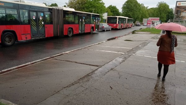 ОД БАТАЈНИЦЕ ДО ГРАДА 30 МИНУТА ДУЖЕ: Због постављања топловодних цеви, данима колоне возила до Пупиновог моста ОД БАТАЈНИЦЕ ДО ГРАДА 30 МИНУТА ДУЖЕ: Због постављања топловодних цеви, данима колоне возила до Пупиновог моста