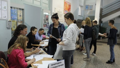 I TINEJDŽERI DA SE VAKCINIŠU PROTIV KORONE: Stručnjaci saglasni da bi i deca starosti od 16 do 18 godina trebalo da prime zaštitu I TINEJDŽERI DA SE VAKCINIŠU PROTIV KORONE: Stručnjaci saglasni da bi i deca starosti od 16 do 18 godina trebalo da prime zaštitu