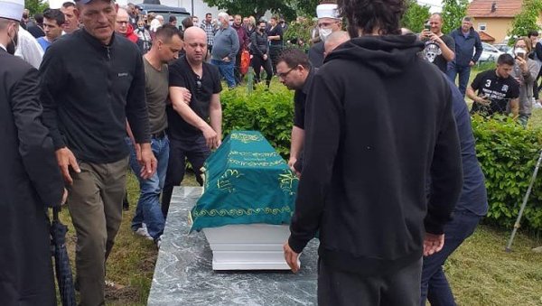 ДЕРВЕНТА СЕ У СУЗАМА ОПРОСТИЛА ОД ДЕСЕТОГОДИШЊЕГ ДЕНИСА:Још увек непозната врста разорне експлозивне направе (ФОТО) ДЕРВЕНТА СЕ У СУЗАМА ОПРОСТИЛА ОД ДЕСЕТОГОДИШЊЕГ ДЕНИСА:Још увек непозната врста разорне експлозивне направе (ФОТО)