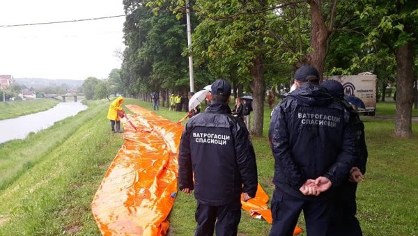 ПОМОЋ БУЏЕТСКОГ ФОНДА: Стигла противплавна мобилна брана у Петровац на Млави ПОМОЋ БУЏЕТСКОГ ФОНДА: Стигла противплавна мобилна брана у Петровац на Млави