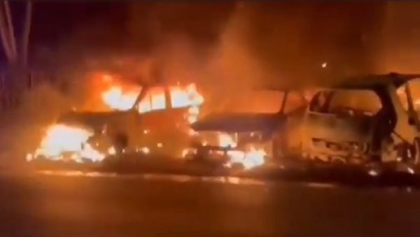 ЗАПАЉЕНИ АУТОМОБИЛИ И НАПАДИ НА ПОЛИЦИЈУ: Таласи насиља у француском граду (ВИДЕО) ЗАПАЉЕНИ АУТОМОБИЛИ И НАПАДИ НА ПОЛИЦИЈУ: Таласи насиља у француском граду (ВИДЕО)
