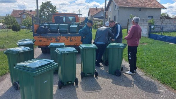 ВРШАЧКИ КОМУНАЛЦИ ДЕЛЕ КАНТЕ ЗА СМЕЋЕ: Гудурица прво село у Вршцу које је добило ову донацију ВРШАЧКИ КОМУНАЛЦИ ДЕЛЕ КАНТЕ ЗА СМЕЋЕ: Гудурица прво село у Вршцу које је добило ову донацију