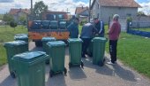 ВРШАЧКИ КОМУНАЛЦИ ДЕЛЕ КАНТЕ ЗА СМЕЋЕ: Гудурица прво село у Вршцу које је добило ову донацију