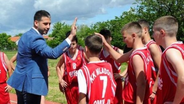 ЈОШ ЈЕДНА ШКОЛА ДОБИЛА НОВУ СПОРТСКУ ОПРЕМУ: Министар Вања Удовичић наставио обилазак спортских организација широм земље ЈОШ ЈЕДНА ШКОЛА ДОБИЛА НОВУ СПОРТСКУ ОПРЕМУ: Министар Вања Удовичић наставио обилазак спортских организација широм земље