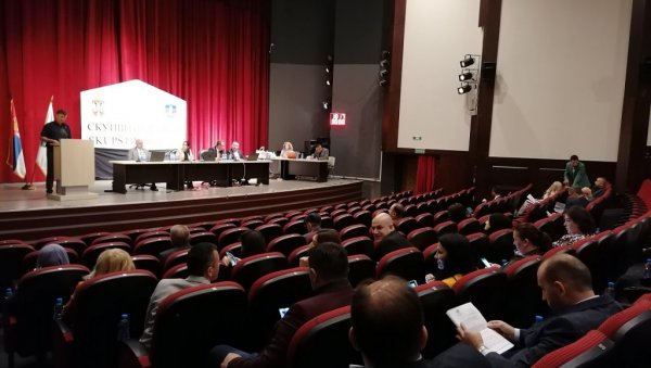 НА “ДОБОШУ” ТРИ ЈАВНА ПРЕДУЗЕЋА: У Новом Пазару, после дводневне расправе, договорено - град продаје вишак имовине НА “ДОБОШУ” ТРИ ЈАВНА ПРЕДУЗЕЋА: У Новом Пазару, после дводневне расправе, договорено - град продаје вишак имовине