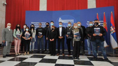 KUĆA VIŠE NIJE SAN: U Novom Sadu stambeno pitanje rešilo 15 izbegličkih i raseljenih porodica (FOTO) KUĆA VIŠE NIJE SAN: U Novom Sadu stambeno pitanje rešilo 15 izbegličkih i raseljenih porodica (FOTO)