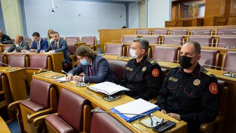 NI SLOVA O TORTURI POLICIJE: Deo vladajuće većine nezadovoljan izveštajem o primeni Zakona o javnim okupljanjima NI SLOVA O TORTURI POLICIJE: Deo vladajuće većine nezadovoljan izveštajem o primeni Zakona o javnim okupljanjima