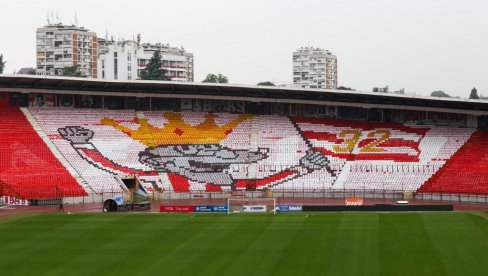 ZVEZDINA MASKOTA STIGLA NA PROSLAVU: Zvezdan Zvezdanić spreman za bal na vodi (FOTO) ZVEZDINA MASKOTA STIGLA NA PROSLAVU: Zvezdan Zvezdanić spreman za bal na vodi (FOTO)