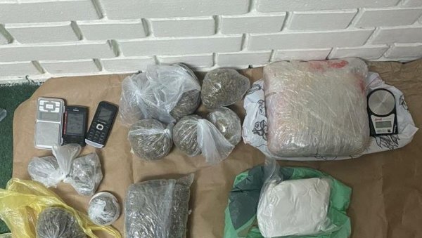 ХАПШЕЊЕ У СРЕМСКИМ КАРЛОВЦИМА: Полиција у кући осумњиченог пронашла 2,6кг марихуане и 1,3кг амфетамина ХАПШЕЊЕ У СРЕМСКИМ КАРЛОВЦИМА: Полиција у кући осумњиченог пронашла 2,6кг марихуане и 1,3кг амфетамина