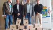 ДОНИРАЛИ 50 КИЛОГРАМА МЕДА КОВИД БОЛНИЦАМА: Поклон пчеларског удружења из Батајнице ДОНИРАЛИ 50 КИЛОГРАМА МЕДА КОВИД БОЛНИЦАМА: Поклон пчеларског удружења из Батајнице