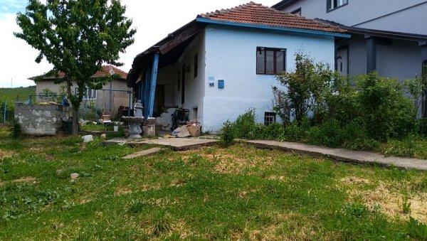 ОВО ЈЕ КУЋА У КОЈОЈ ЈЕ ПРЕМИНУЛА ДЕВОЈЧИЦА У ЛЕБАНУ: Социјални радници обишли породицу неколико сати пре трагедије (ФОТО) ОВО ЈЕ КУЋА У КОЈОЈ ЈЕ ПРЕМИНУЛА ДЕВОЈЧИЦА У ЛЕБАНУ: Социјални радници обишли породицу неколико сати пре трагедије (ФОТО)