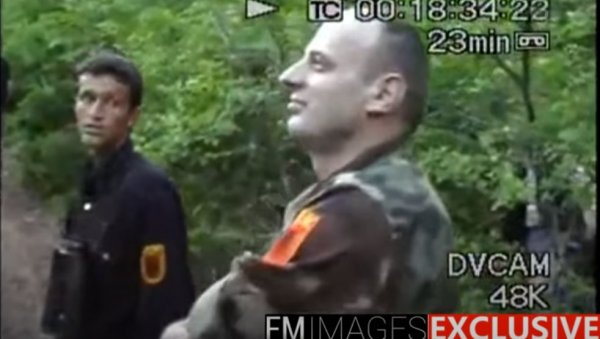 АГИМ ЧЕКУ НА КОШАРАМА: Појавио се још један снимак са карауле - посматра бомбардоване српске положаје и смеје се (ВИДЕО) АГИМ ЧЕКУ НА КОШАРАМА: Појавио се још један снимак са карауле - посматра бомбардоване српске положаје и смеје се (ВИДЕО)