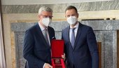 STIŽU NOVE INVESTICIJE: Ministar Siniša Mali objavio odlične vesti za Srbiju (FOTO) STIŽU NOVE INVESTICIJE: Ministar Siniša Mali objavio odlične vesti za Srbiju (FOTO)
