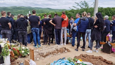 СУЗЕ И МУК НА ГРОБЉУ У АЛЕКСИНЦУ: Сахрањен Алекса Стојменовић (26) који је преминуо након кобне туче на рођендану (ФОТО) СУЗЕ И МУК НА ГРОБЉУ У АЛЕКСИНЦУ: Сахрањен Алекса Стојменовић (26) који је преминуо након кобне туче на рођендану (ФОТО)