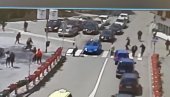 SNIMAK PUCNJAVE U NOVOM PAZARU: Policija traga za učesnicima žestokog obračuna (VIDEO) SNIMAK PUCNJAVE U NOVOM PAZARU: Policija traga za učesnicima žestokog obračuna (VIDEO)