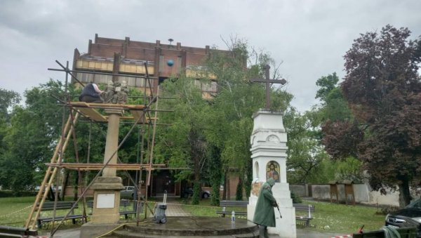 СВЕТИ КРСТ И СВЕТО ТРОЈСТВО У НОВОМ РУХУ: Почела обнова споменика у центру Бачке Тополе СВЕТИ КРСТ И СВЕТО ТРОЈСТВО У НОВОМ РУХУ: Почела обнова споменика у центру Бачке Тополе