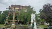 СВЕТИ КРСТ И СВЕТО ТРОЈСТВО У НОВОМ РУХУ: Почела обнова споменика у центру Бачке Тополе СВЕТИ КРСТ И СВЕТО ТРОЈСТВО У НОВОМ РУХУ: Почела обнова споменика у центру Бачке Тополе