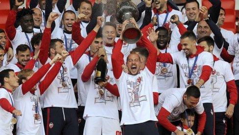 EVO KAKO ĆE IZGLEDATI ZVEZDA U NOVOJ SEZONI: Procurele fotografije dresova u kojima će igrati šampion Srbije EVO KAKO ĆE IZGLEDATI ZVEZDA U NOVOJ SEZONI: Procurele fotografije dresova u kojima će igrati šampion Srbije
