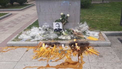 SAHRANJEN UZ JECAJE NEUTEŠNE MAJKE, NA GROBU KOPAČKE I FUDBALSKA LOPTA: Oproštaj od Alekse (26), sveće i protestna šetnja u centru Aleksinca SAHRANJEN UZ JECAJE NEUTEŠNE MAJKE, NA GROBU KOPAČKE I FUDBALSKA LOPTA: Oproštaj od Alekse (26), sveće i protestna šetnja u centru Aleksinca
